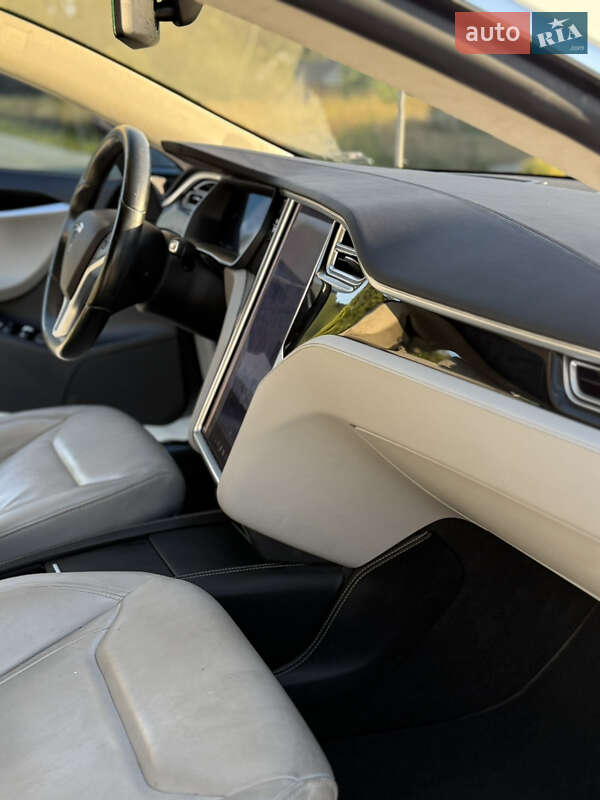 Лифтбек Tesla Model S 2015 в Львове