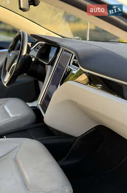 Лифтбек Tesla Model S 2015 в 