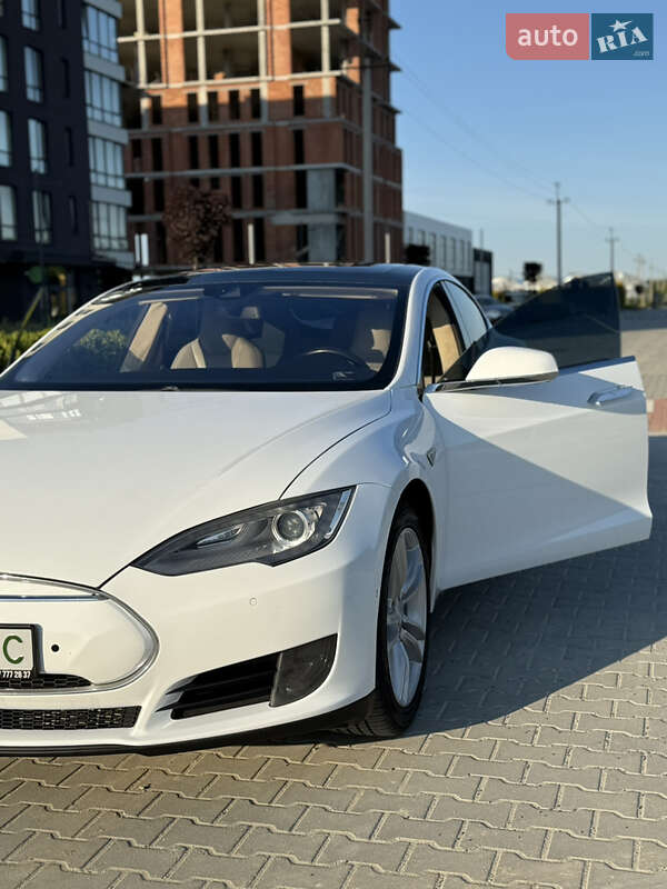 Лифтбек Tesla Model S 2015 в Львове
