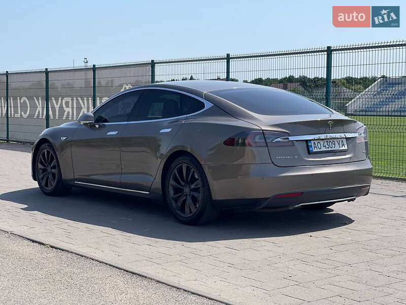 Лифтбек Tesla Model S 2015 в Ужгороде