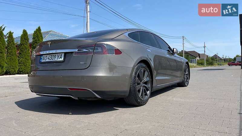 Лифтбек Tesla Model S 2015 в Ужгороде