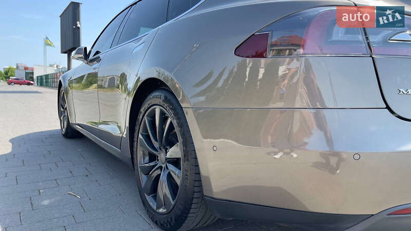 Лифтбек Tesla Model S 2015 в Ужгороде