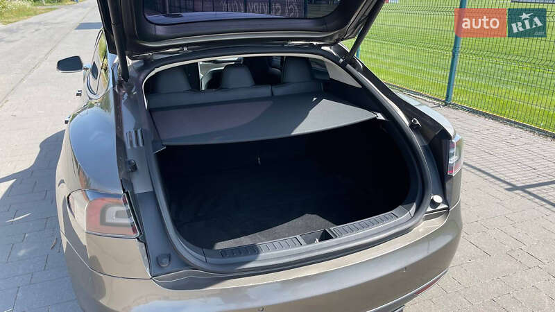 Лифтбек Tesla Model S 2015 в Ужгороде