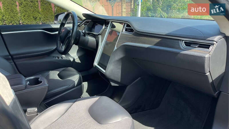 Лифтбек Tesla Model S 2015 в Ужгороде