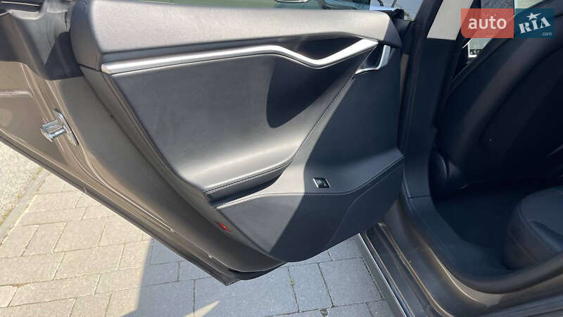 Лифтбек Tesla Model S 2015 в Ужгороде