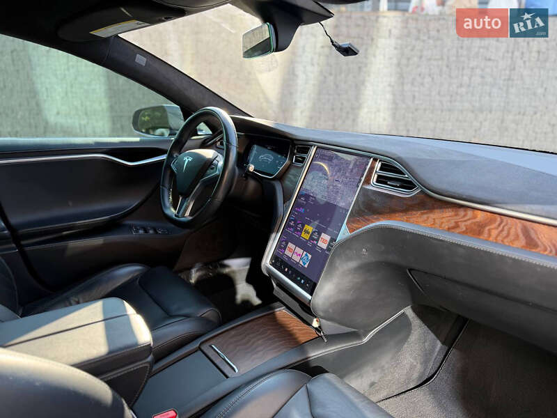 Лифтбек Tesla Model S 2017 в Луцке