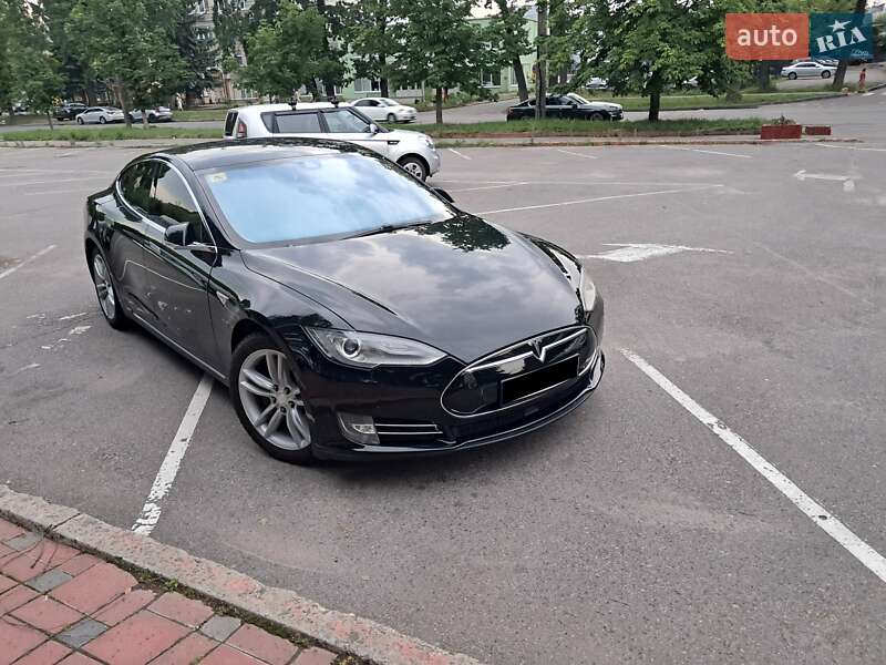 Ліфтбек Tesla Model S 2015 в Вінниці