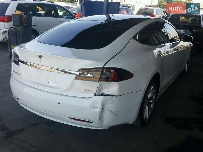 Лифтбек Tesla Model S 2017 в Ивано-Франковске