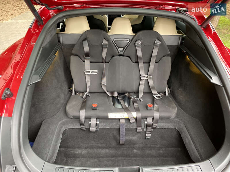Лифтбек Tesla Model S 2016 в Луцке