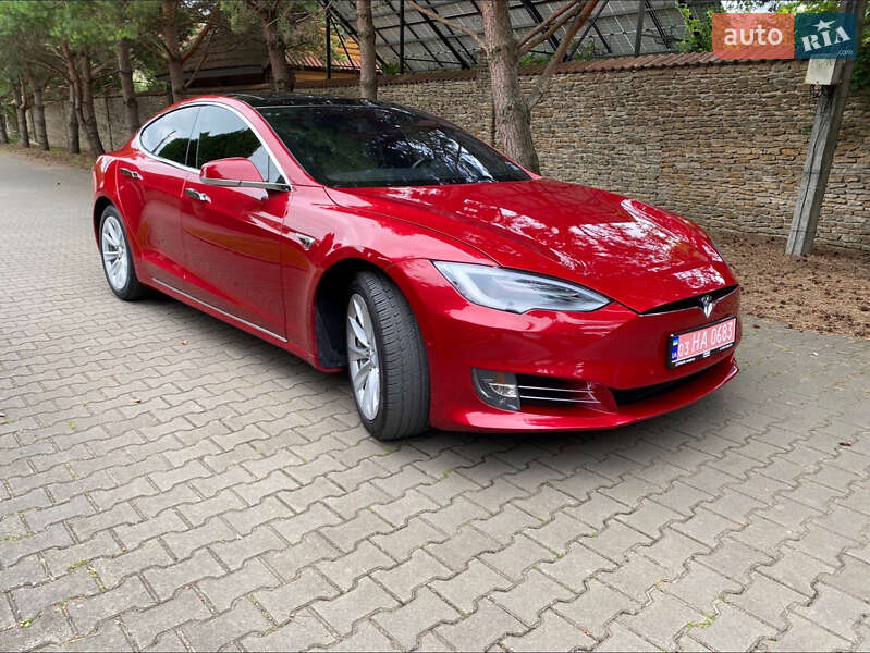 Лифтбек Tesla Model S 2016 в Луцке