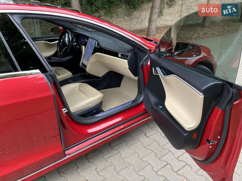 Лифтбек Tesla Model S 2016 в Луцке