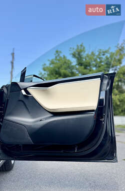 Лифтбек Tesla Model S 2015 в 