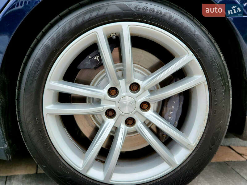 Лифтбек Tesla Model S 2014 в Киеве