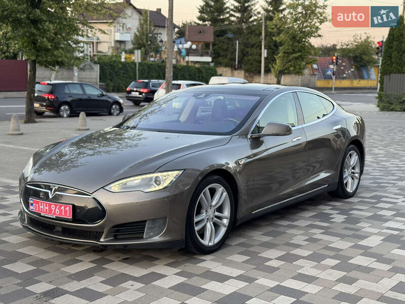Лифтбек Tesla Model S 2015 в Ровно
