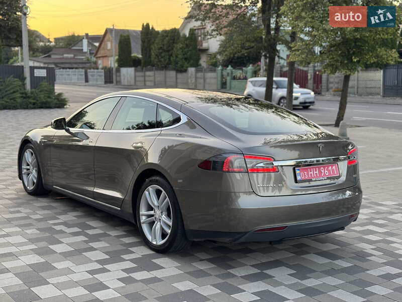 Лифтбек Tesla Model S 2015 в Ровно