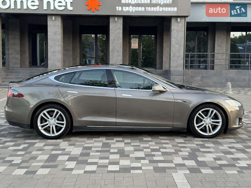 Лифтбек Tesla Model S 2015 в Ровно