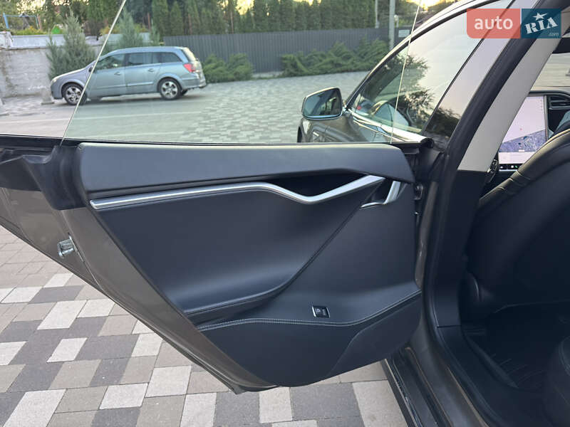 Лифтбек Tesla Model S 2015 в Ровно