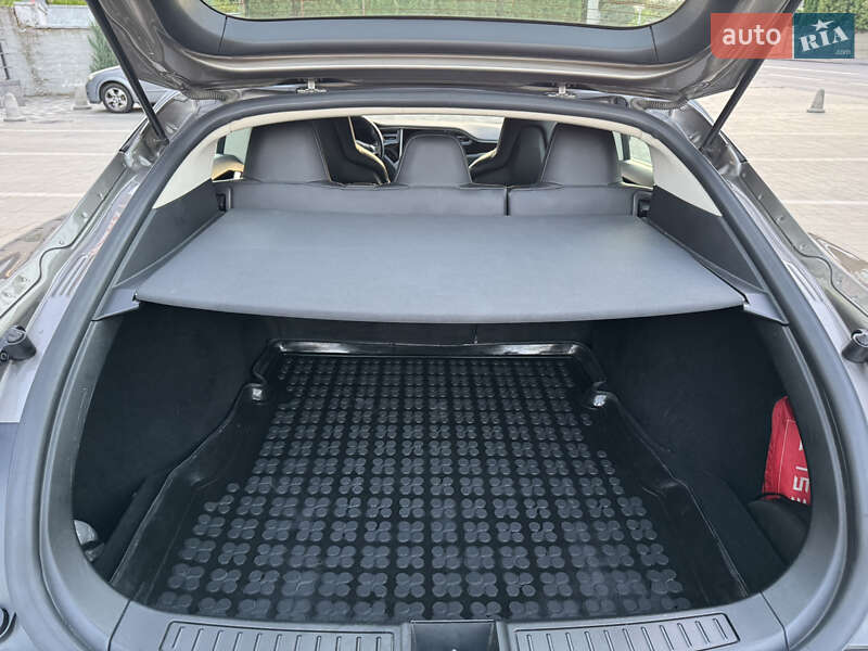 Лифтбек Tesla Model S 2015 в Ровно