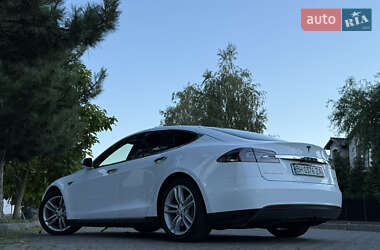 Лифтбек Tesla Model S 2015 в 