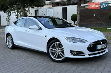 Лифтбек Tesla Model S 2015 в 
