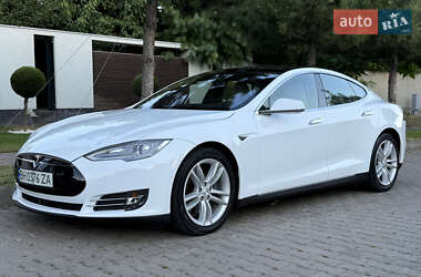 Лифтбек Tesla Model S 2015 в 