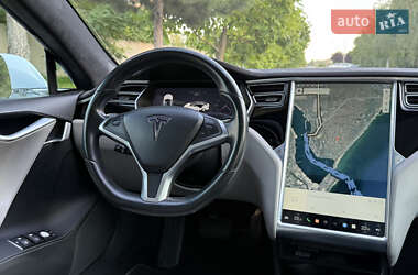 Лифтбек Tesla Model S 2015 в 