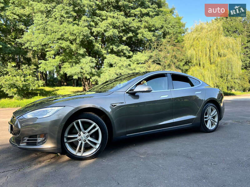Tesla Model S 2015