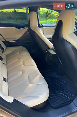 Лифтбек Tesla Model S 2015 в 