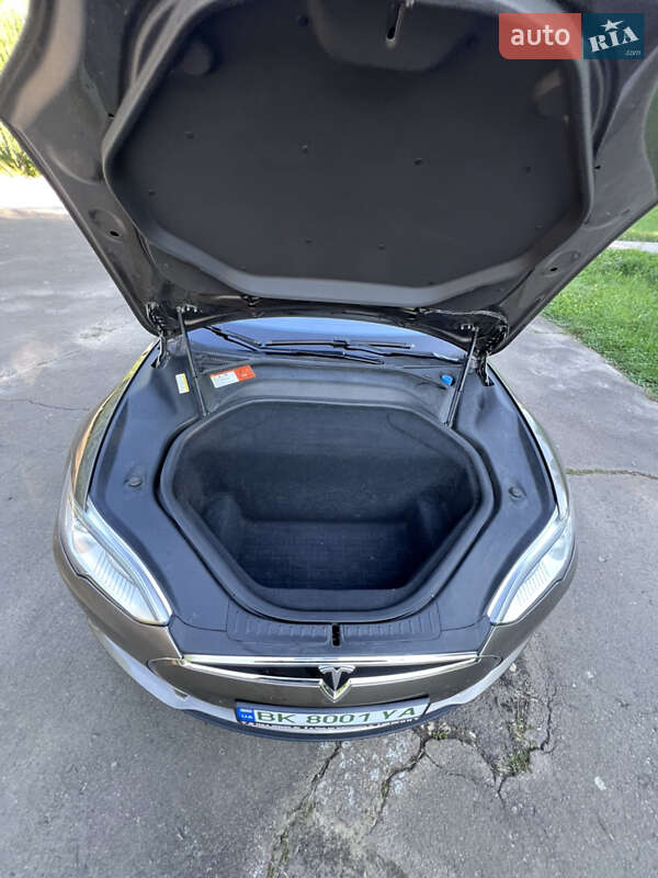 Лифтбек Tesla Model S 2015 в Ровно