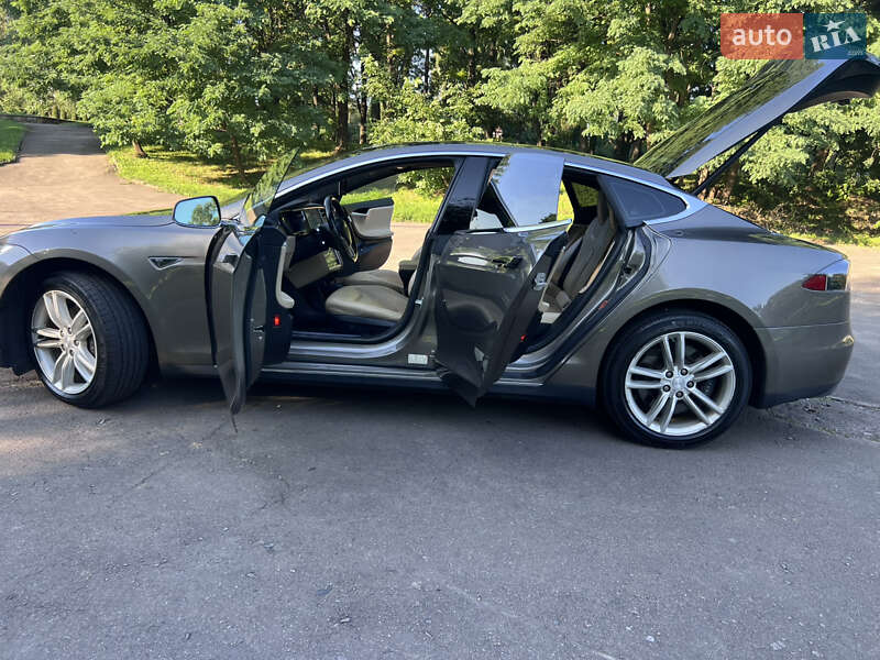 Лифтбек Tesla Model S 2015 в Ровно