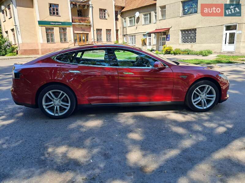 Лифтбек Tesla Model S 2014 в Радехове
