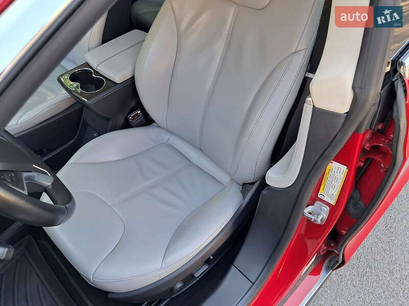 Лифтбек Tesla Model S 2014 в Радехове