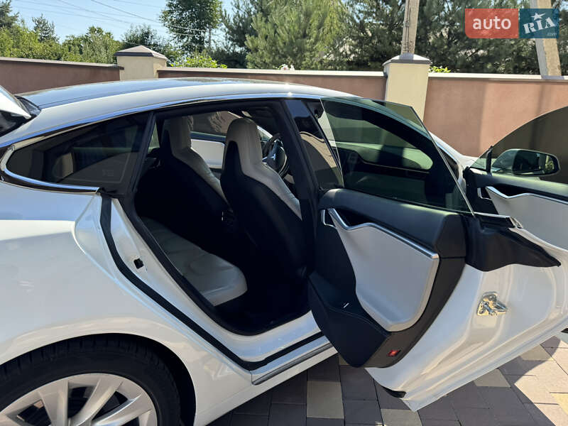 Лифтбек Tesla Model S 2016 в Ивано-Франковске