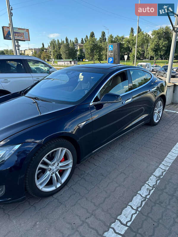 Лифтбек Tesla Model S 2015 в Киеве