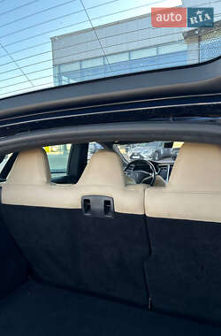 Лифтбек Tesla Model S 2015 в 