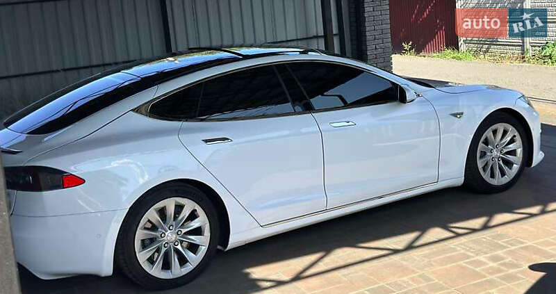 Лифтбек Tesla Model S 2016 в Кропивницком