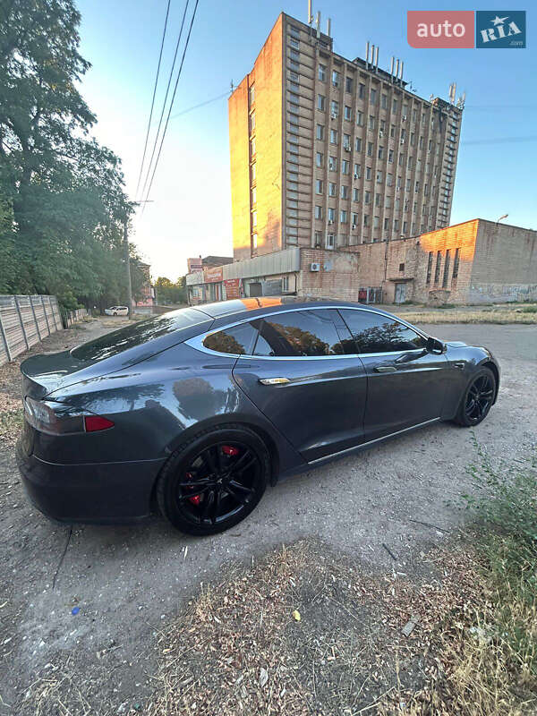 Tesla Model S 2015