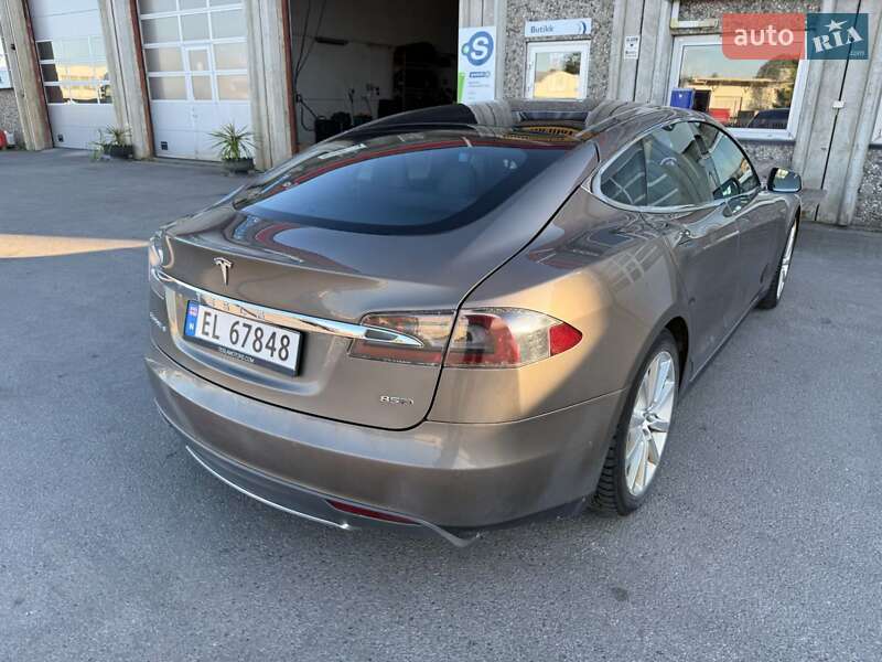 Лифтбек Tesla Model S 2015 в Житомире