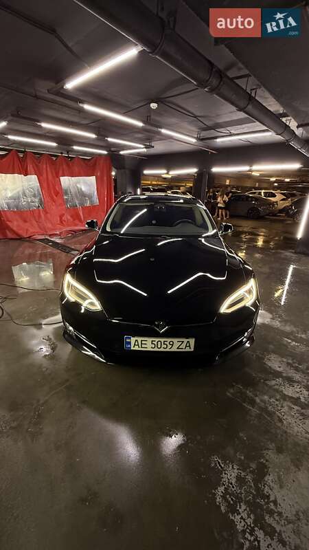 Лифтбек Tesla Model S 2016 в 