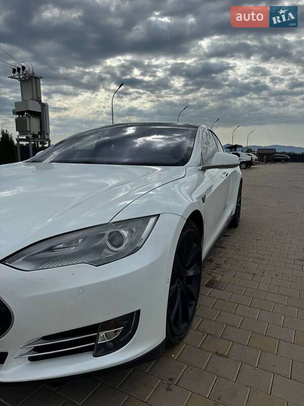 Лифтбек Tesla Model S 2014 в Иршаве
