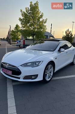Лифтбек Tesla Model S 2015 в 