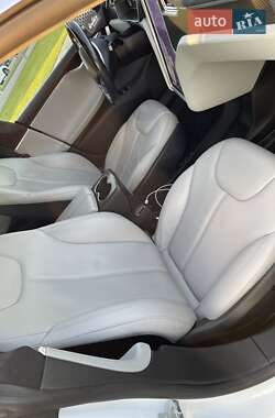 Лифтбек Tesla Model S 2015 в 
