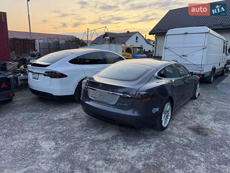 Лифтбек Tesla Model S 2021 в Сарнах