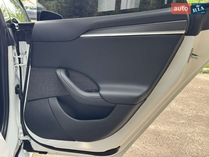 Лифтбек Tesla Model S 2023 в Львове