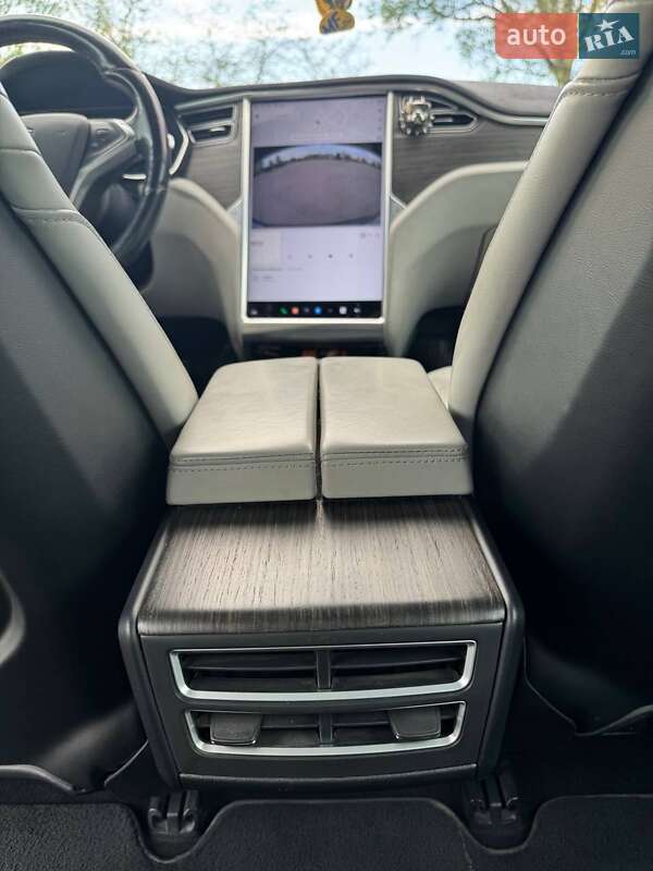 Лифтбек Tesla Model S 2016 в Каменском