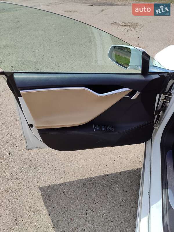 Лифтбек Tesla Model S 2016 в Ивано-Франковске