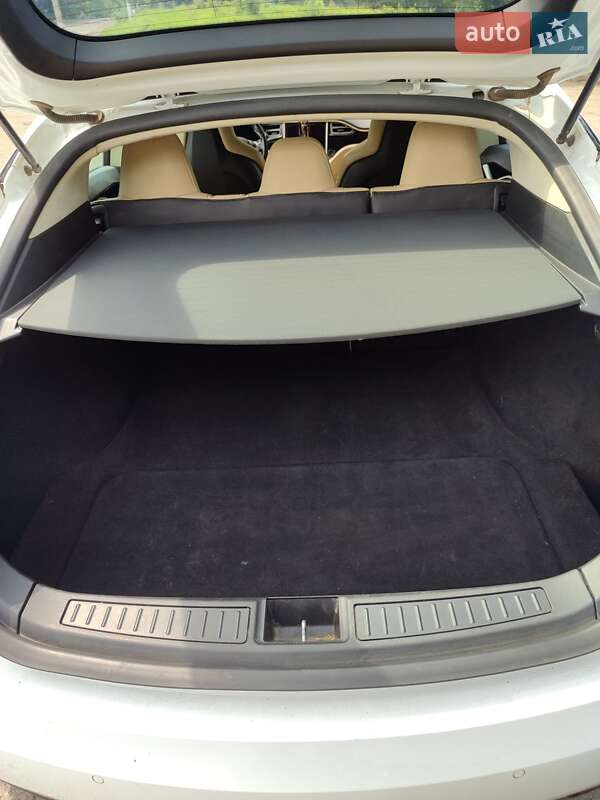 Лифтбек Tesla Model S 2016 в Ивано-Франковске