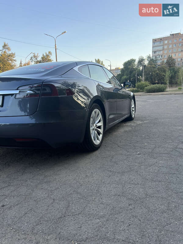 Лифтбек Tesla Model S 2017 в Кривом Роге