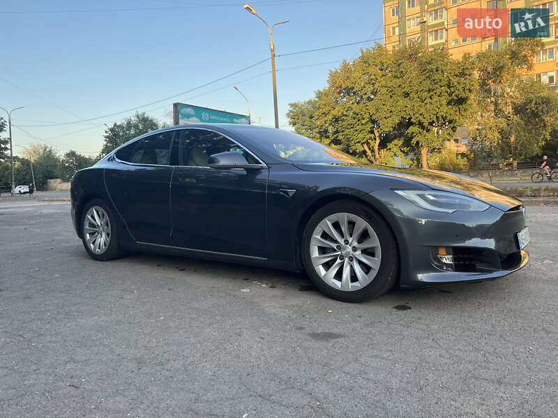 Лифтбек Tesla Model S 2017 в Кривом Роге