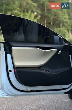 Лифтбек Tesla Model S 2014 в 
